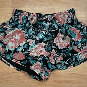 Forever 21: Floral Shorts (Medium)